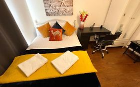 London Stratford Luxury House, 5 Minutes Walk Station, Westfield, 3 Bedrooms 3 Bathrooms, Reception, Garden, Parking
