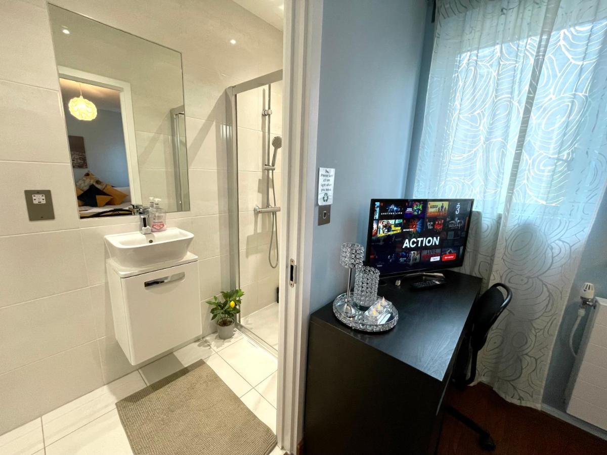 London Stratford Luxury House: Spacious Garden Retreat Near Westfield Exterior photo