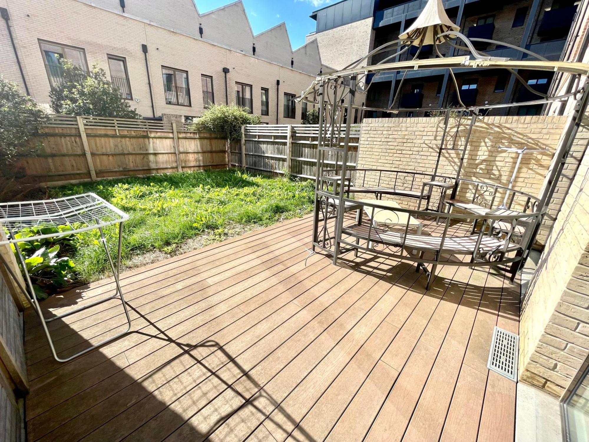 London Stratford Luxury House: Spacious Garden Retreat Near Westfield Exterior photo
